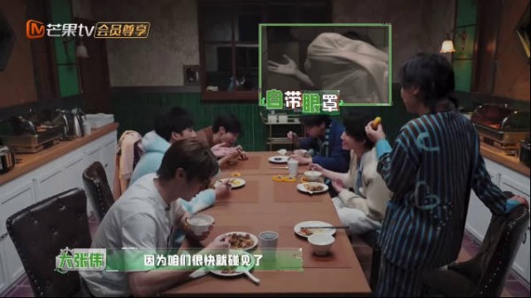 别人玩密室专心解谜，张真源专心研究怎么躲避惊吓，主打眼不见万事无忧