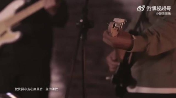 易烊千玺亲手制笛，弄坏半成品自罚辣条，吹奏划火柴
