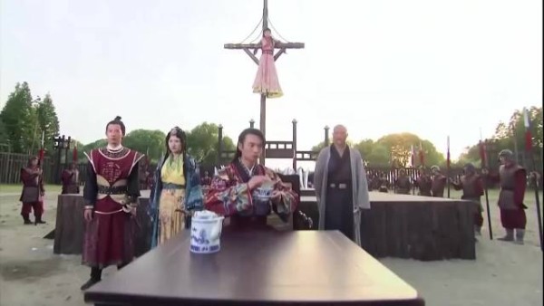少女将被处极刑，怎料功夫高手从天而降，秒杀所有人救下她