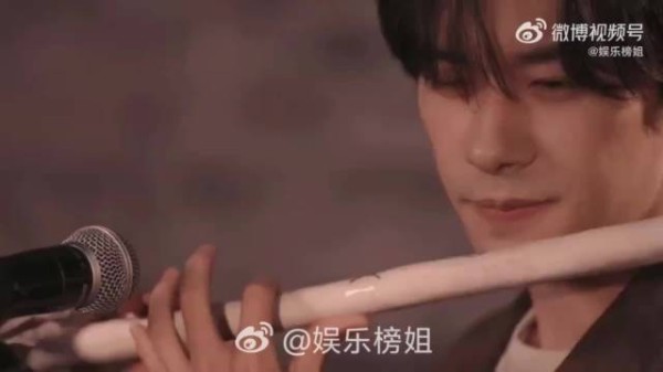 易烊千玺手搓笛子，吹完后偷笑