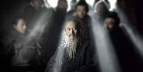 康熙见孔子墓后不拜，大臣灵机遮住碑上一字，随后立马下地跪拜！