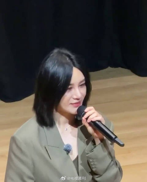 一袭简约造型站上牛津讲台，全英文发言，从容又大气