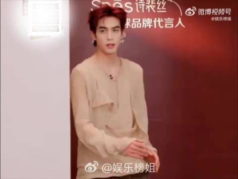 被狠狠的帅到了，此男怎么什么造型都能驾驭的如此轻松啊