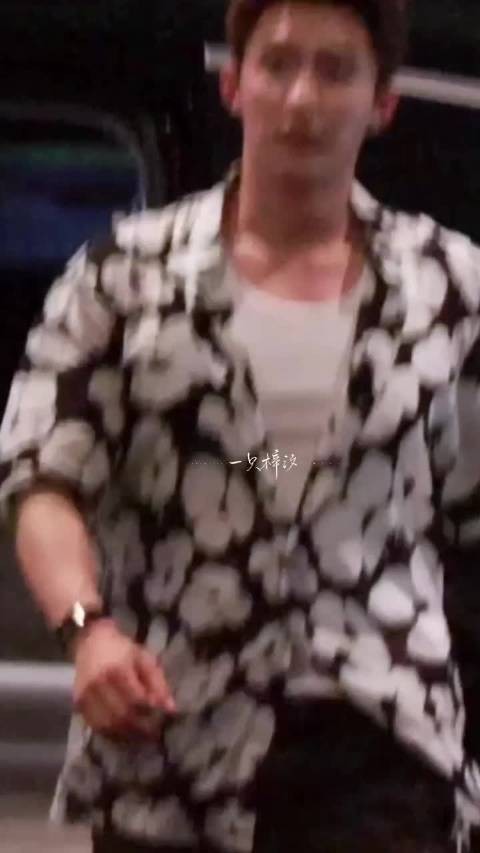 黄景瑜深夜下班，温柔比嘘提醒粉丝安静
