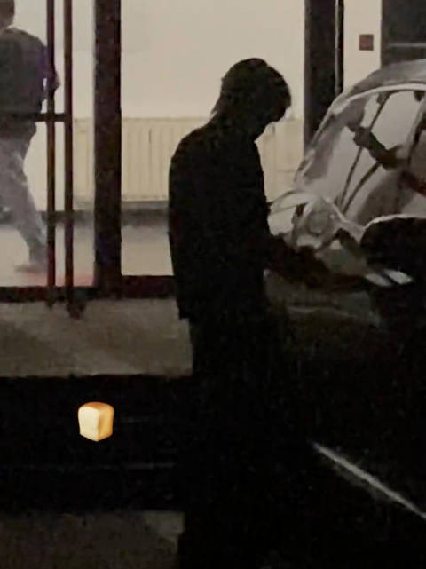 黑灯瞎火摸把手摸半天 还以为我杰哥在这儿撬锁呢