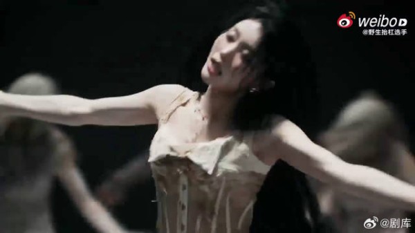 沈小婷新歌MV臂展条件优越,神女造型切换科技辣妹