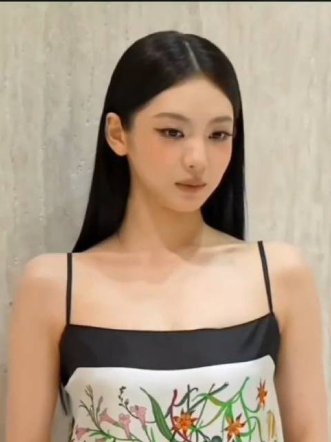 宁艺卓肯定不会被gucci穿小鞋，因为没那么小的