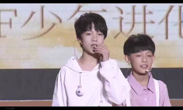 苏新皓直言社交任务交给他，回忆儿时耳麦坏掉仍自信