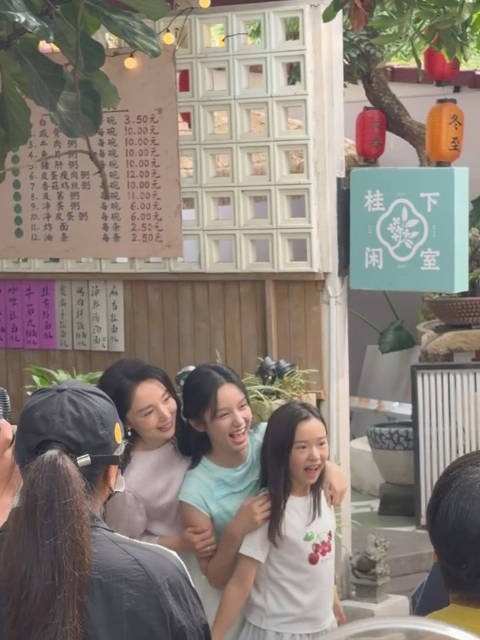 董璇小酒窝进组周也新剧 三人同框真像一个模子刻出来的