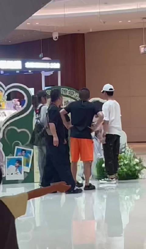 嚯 宝子还去打卡了呢 这大热天的 @小辫儿张云雷 视频来自某音