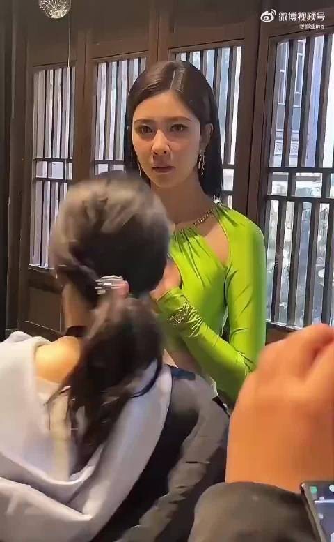 “不是吧宋妍霏这臀是真实存在的么?好夸张 ”