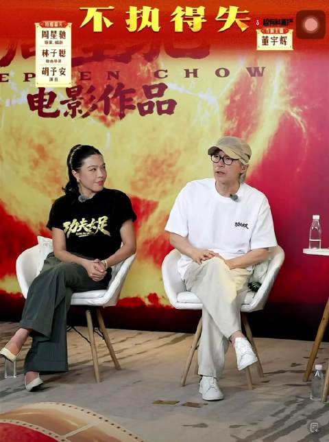 周星驰车窗内偷偷和影迷挥手，称粉丝像家人