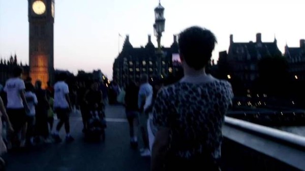 鹭卓伦敦突击直播，逛街碎片展忧郁少年面