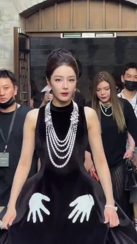 迪丽热巴美神降临藏不住