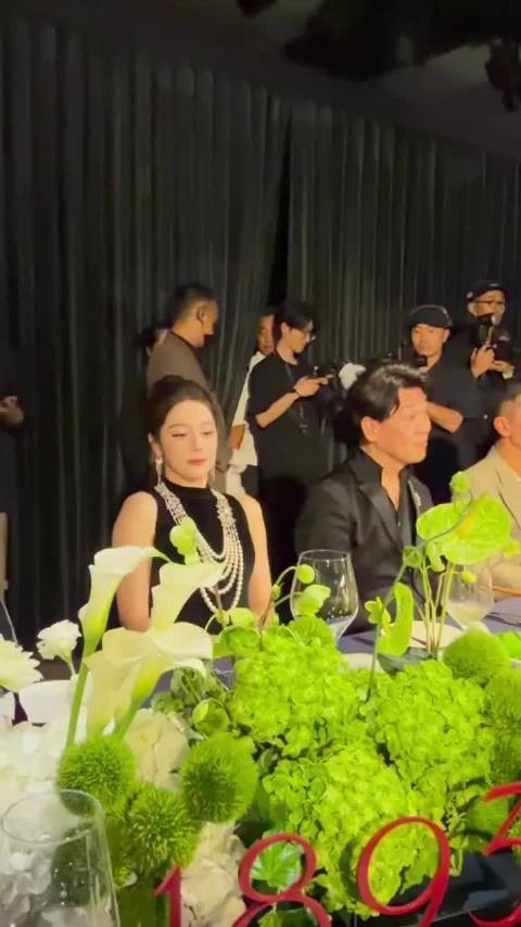 同一件礼服,晚宴灯光下美出新高度!