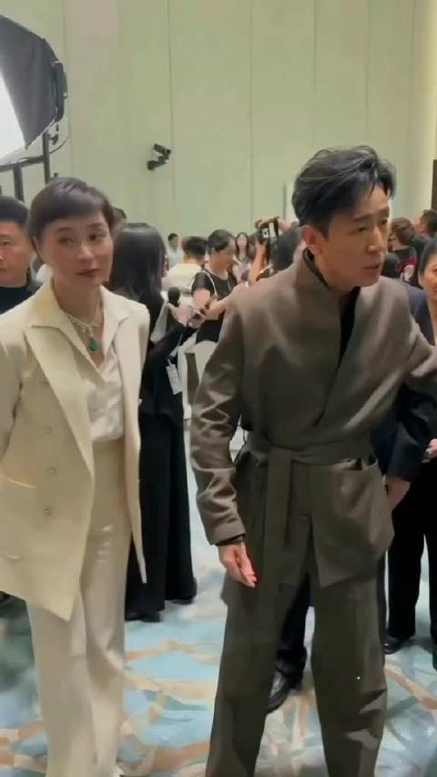 白玉兰盛典,于和伟吴越强强同框,实力派气场拉满,娱乐圈娱乐八卦