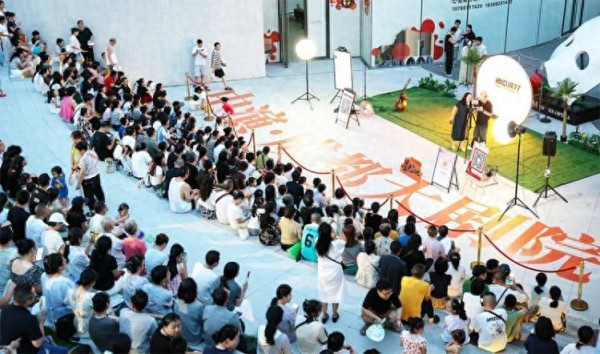 成都用露天公益演出把幸福唱进市民生活