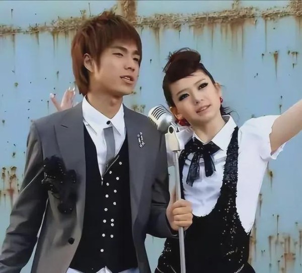 43岁袁成杰近况曝光！娶美女陈芊芊儿女双全，如今婚姻幸福成宠妻狂魔