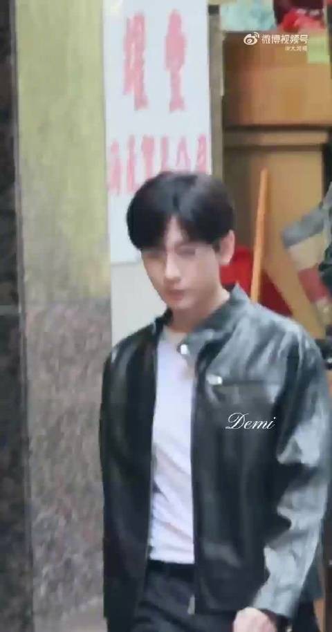 成毅狩谎黑皮衣路透港风感拉满