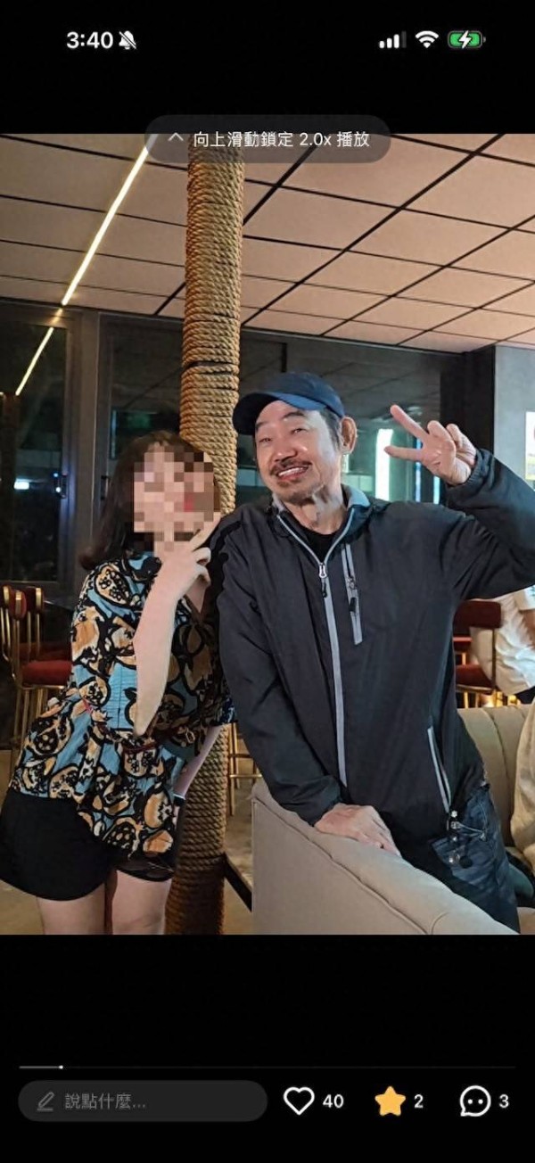 香港武打巨星与太太马来西亚度假，满头白发，亲民合照毫无架子