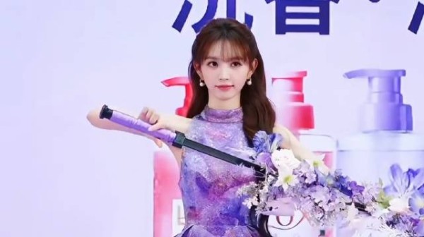 田曦薇武汉线下挽剑花,侠女造型帅气美萌