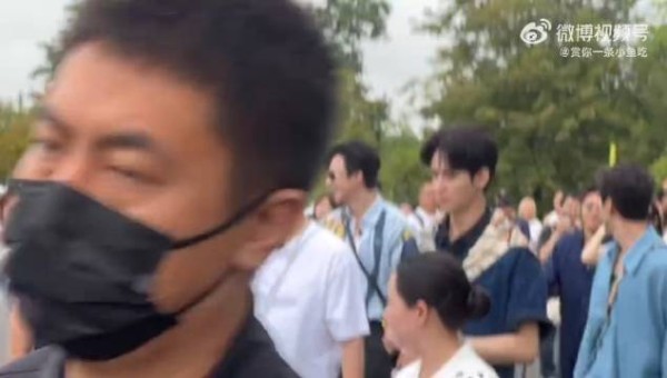 龚俊看熊猫偶遇粉丝，披肩穿搭乖巧吸睛