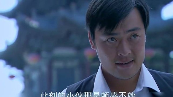 卧底小伙刚想要和到来的队伍接头