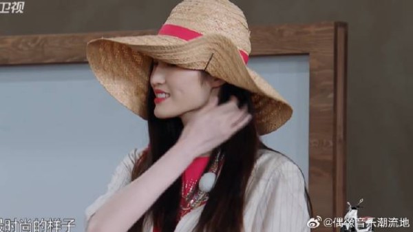 何穗不愧是维密国际超模！ 手拿盆栽水壶都能穿出高级感，时尚大咖都被惊艳了