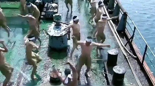 小女孩看到鬼子在船上训练，竟凭借一招将其全部团灭 《举起手来！》