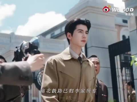 张凌赫走路太具观赏性，被称内娱迈巴赫式步伐