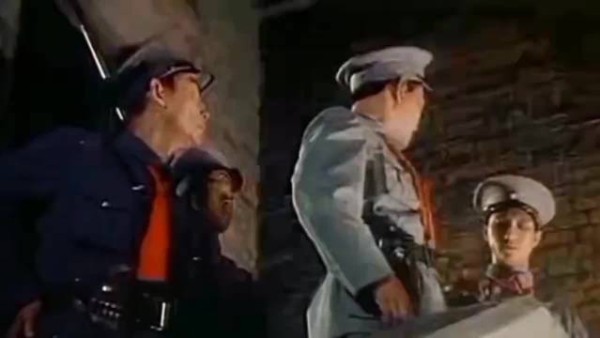 红旗插上钟楼,指挥员身先士卒率战士冲锋