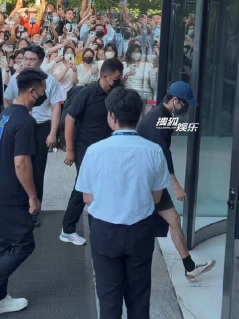 肖战齐夏杀青离开青岛