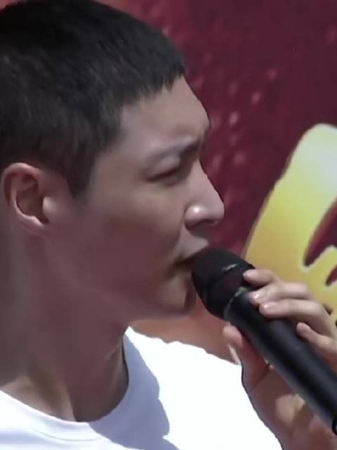 为了角色剃头了，很帅很男人电影绽放