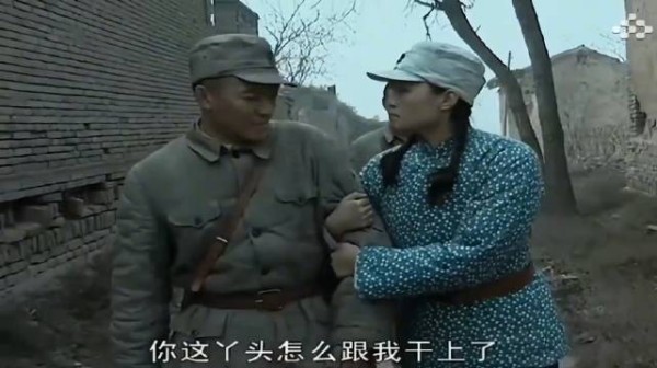 李云龙被秀芹拉去讲课，直呼招架不住怕拉扯