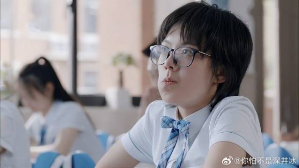 女学渣饿肚偷吃被训，学霸玩手机老师不管，学渣：真狗腿