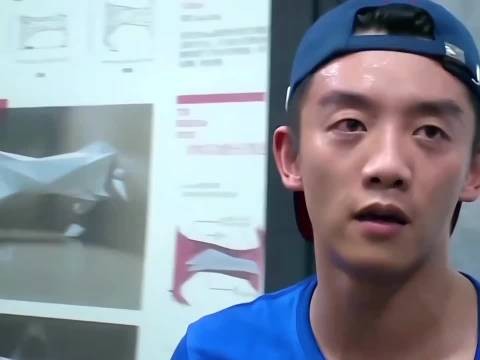 郑恺扔黄金给工作人员，回应称气质与生俱来