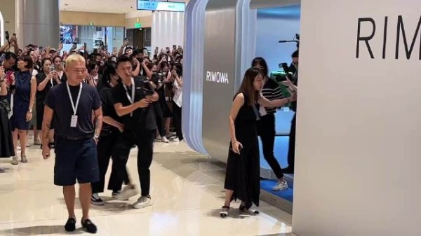 樊振东登场现场尖叫人气爆棚，对助理笑称再过来就后退