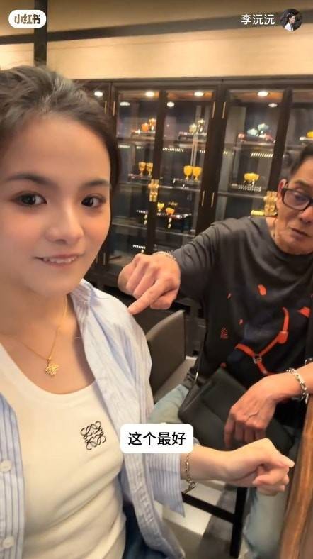 72岁香港老戏骨生活富贵，陪独生女挑金项链，曾炒股欠债二百多万
