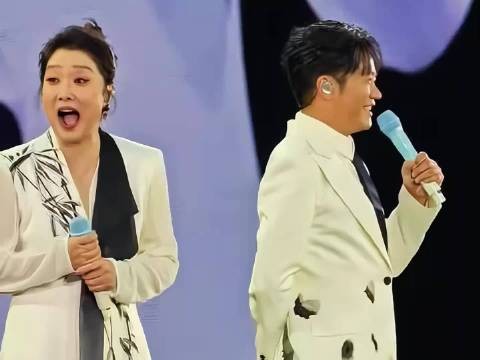 “成都 好安逸哦！” 毅哥果真是语言天才，这几句四川话太标准了哈哈哈哈
