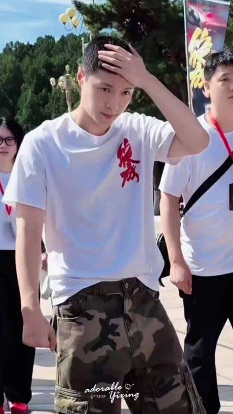 张艺兴剃寸头，利落硬朗造型，期待新角色