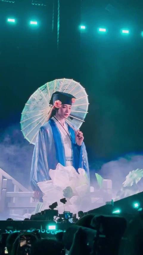 刘宇蓝衣簪花唱《琵琶曲》月下公子造型惊艳