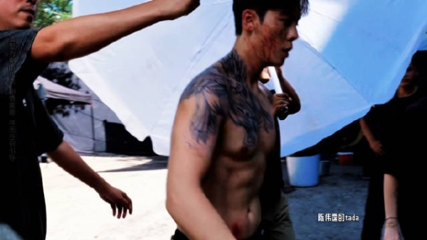 张启山穷奇现身战损路透，陈伟霆为角色坚持锻炼健身两年时间