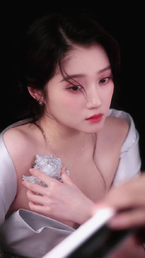 关晓彤引用少年跌入深渊靠星火前行
