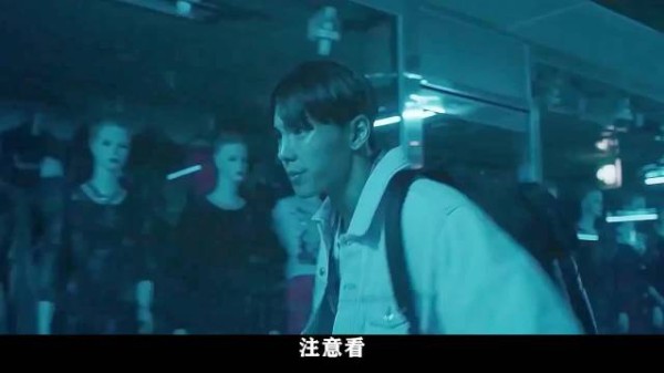 小伙子负责清点仓库里的假人模特,总会莫名其妙的多出来几个
