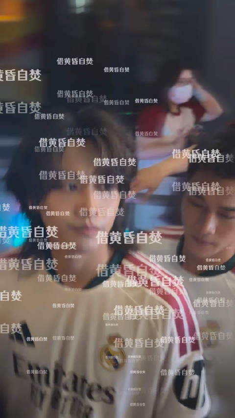 和爸爸妈妈一起坐扶梯也很幸福