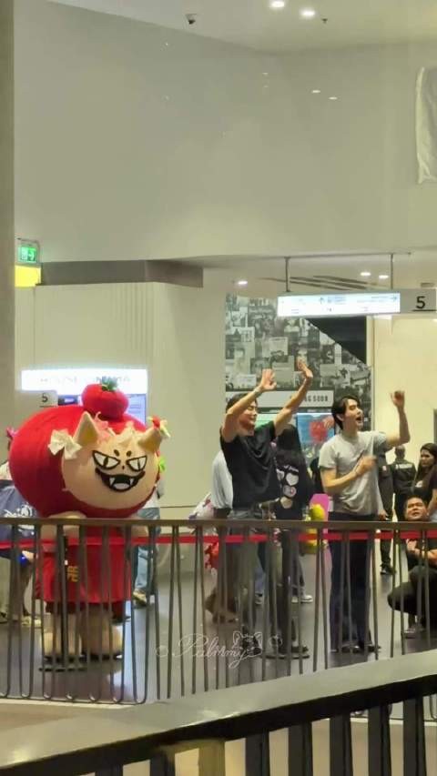 再看一次还是很好笑啊 怎么这么精准打中亲爹