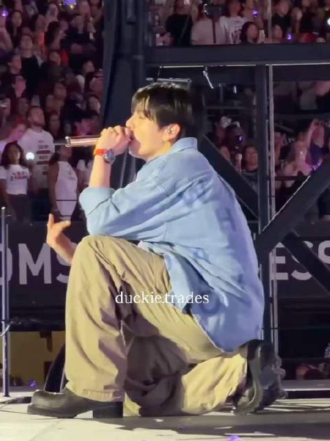单膝跪地唱歌 /duckietrades 260801 BTS世巡 东卢瑟福演唱会Day1 