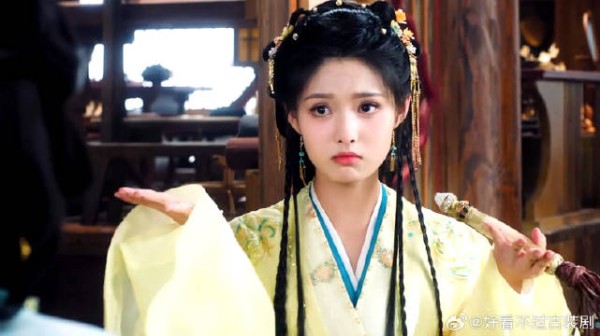 《雀骨》女儿挥鞭霸气拒婚,结局竟被亲妈按在长凳上狠揍,这操作太真实了