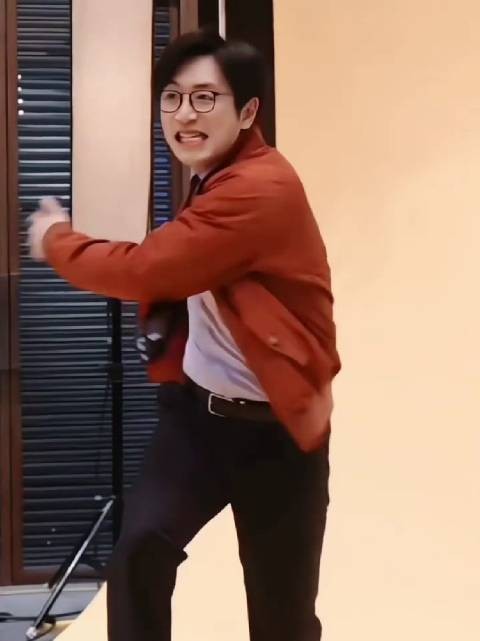 哈哈哈哈哈哈救命，怎么拍海报也在不停的扇巴掌啊