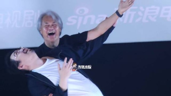 南派三叔为剧宣跳双人舞,倒在导演怀中